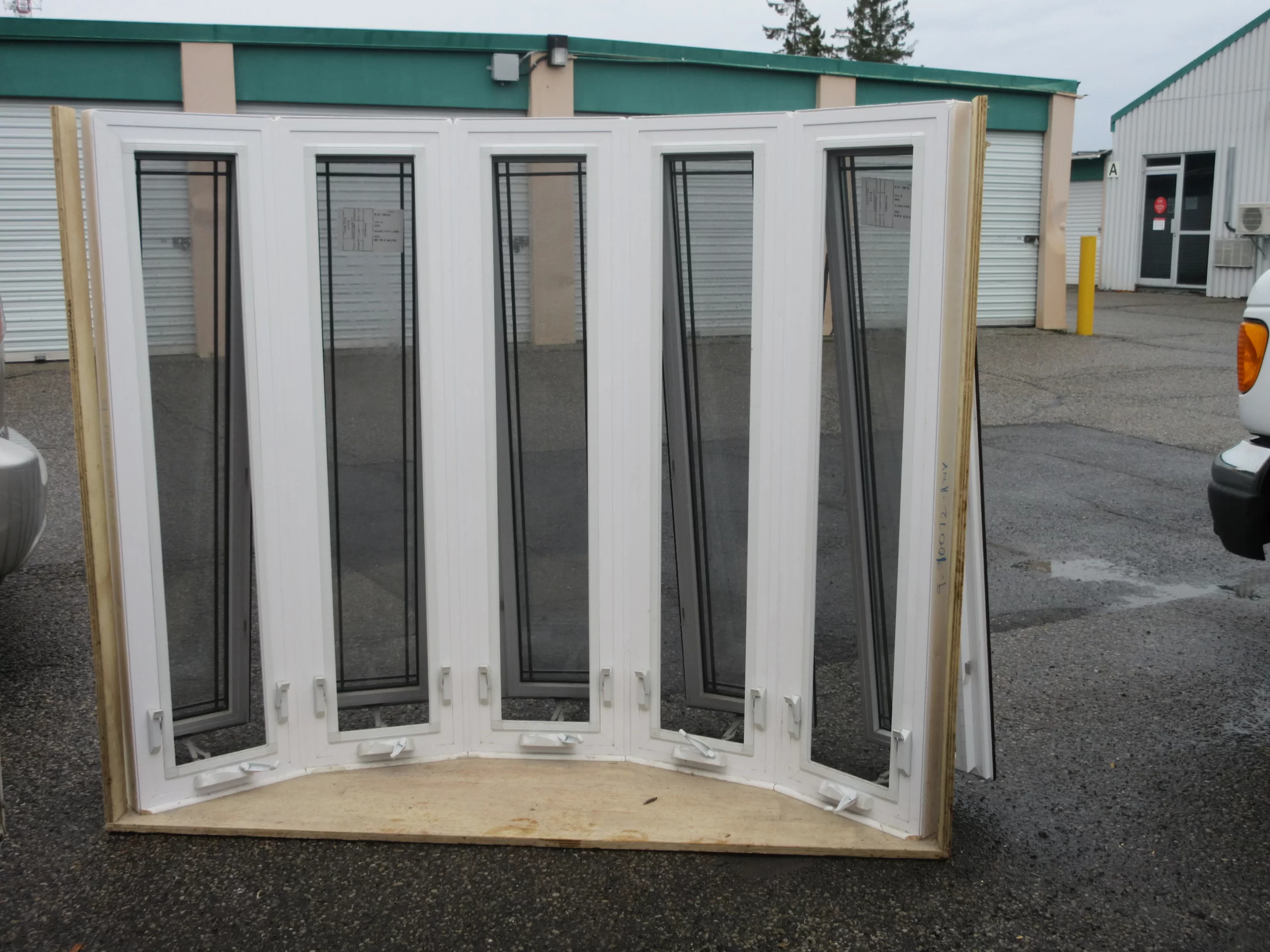Five-panel white bay windows